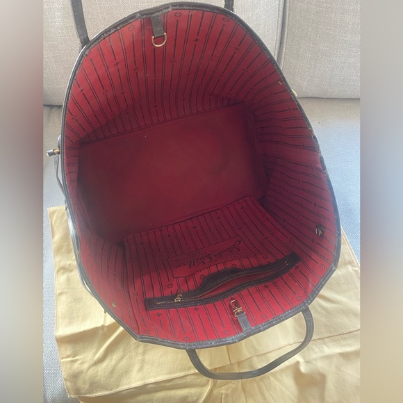 Authentic Louis Vuitton Neverfull
GM Red Damier - Picture 4 of 4